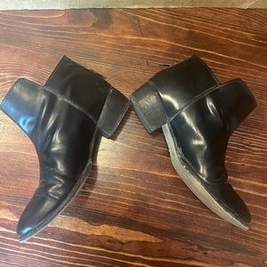 Seychelles Black Leather Boots Size 8 Zip Backs